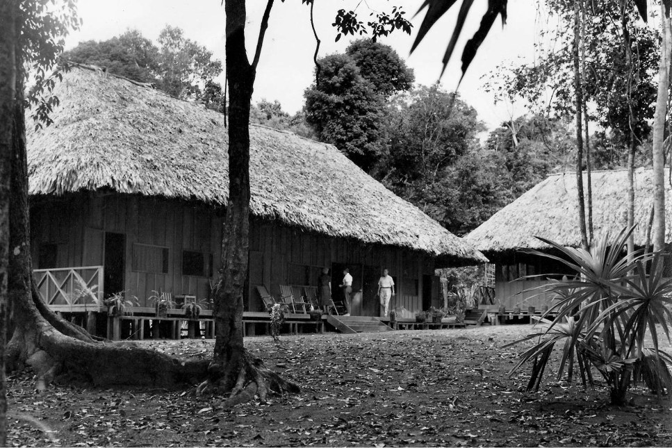 Fotografía histórica de los primeros alojamientos en Petén