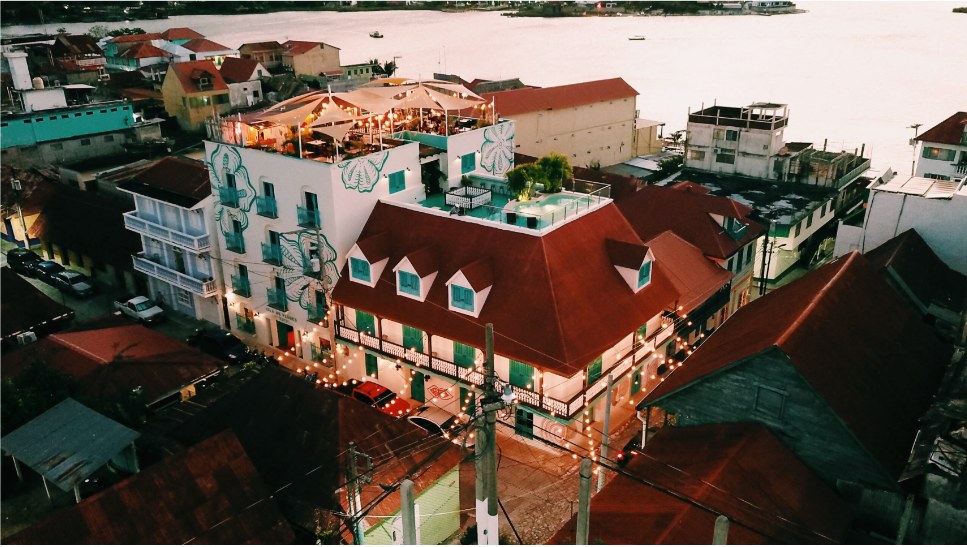Vista aérea del Hotel Isla de Flores junto al lago Petén Itzá