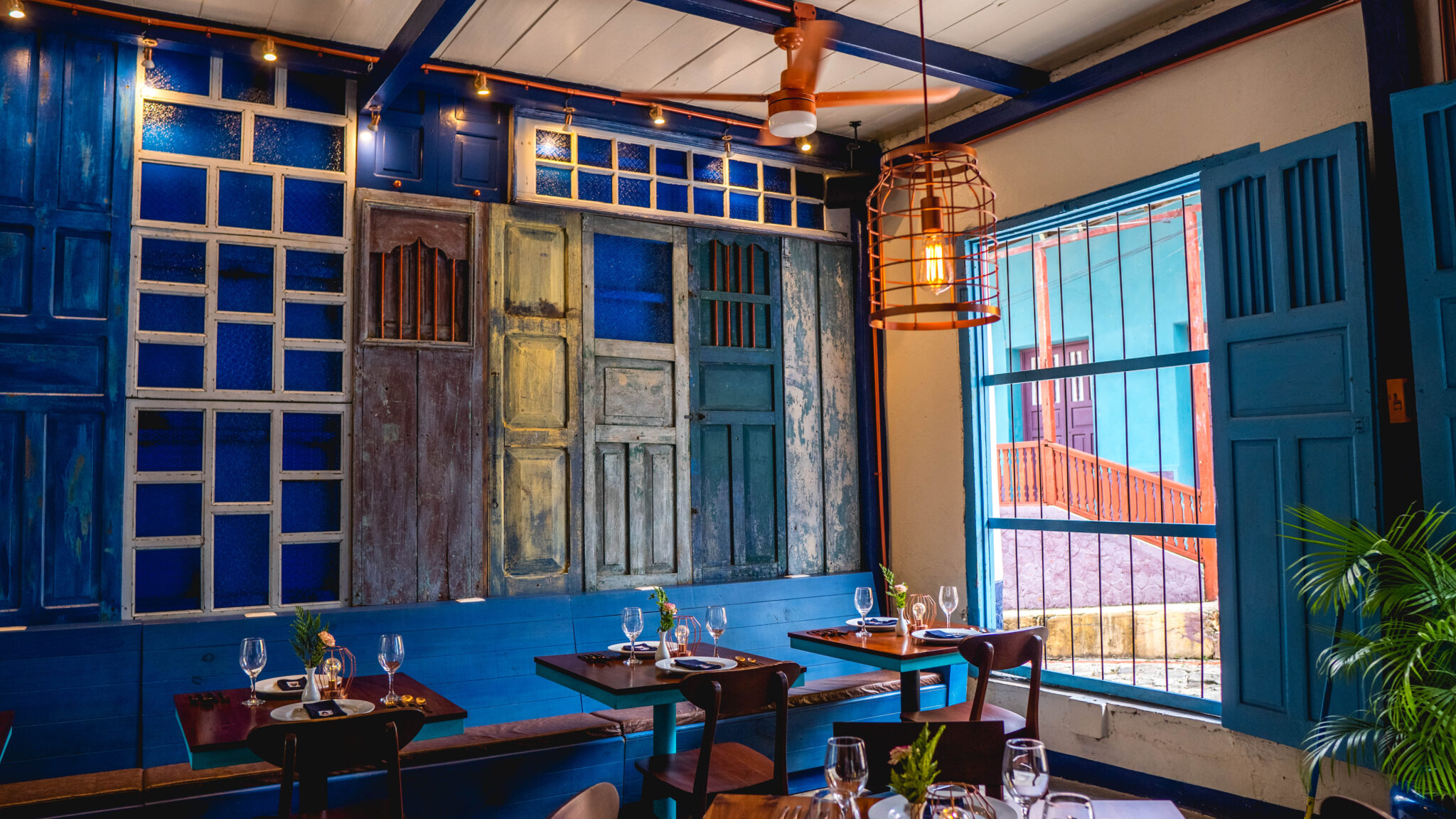 Interior azul del restaurante Asar Steak & Grill