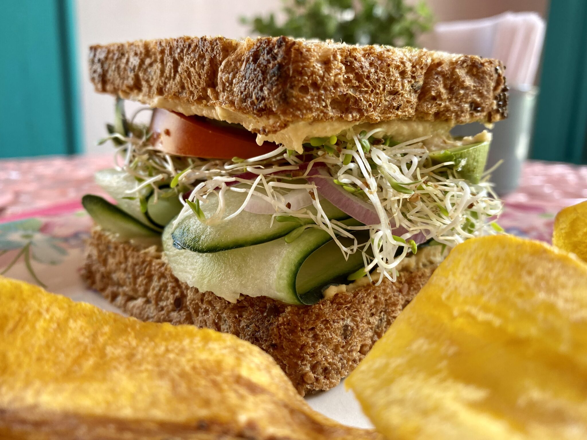 Sándwich fresco servido en Delirio