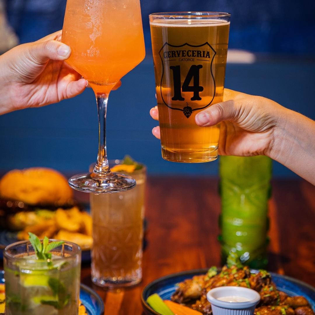 Ambiente de Pitz Sports Bar en Isla de Flores