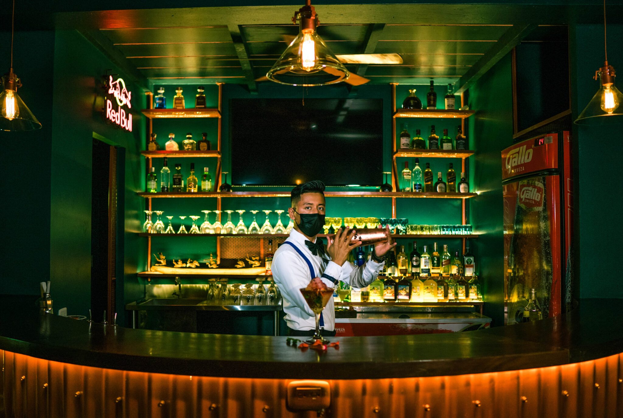 Bar Jobo’o con barra iluminada y bartender