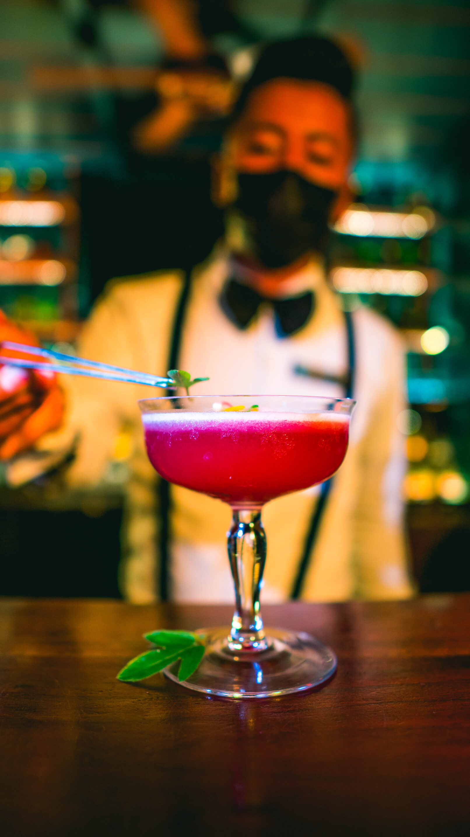 Cóctel de autor servido por el bartender en Jobo’o