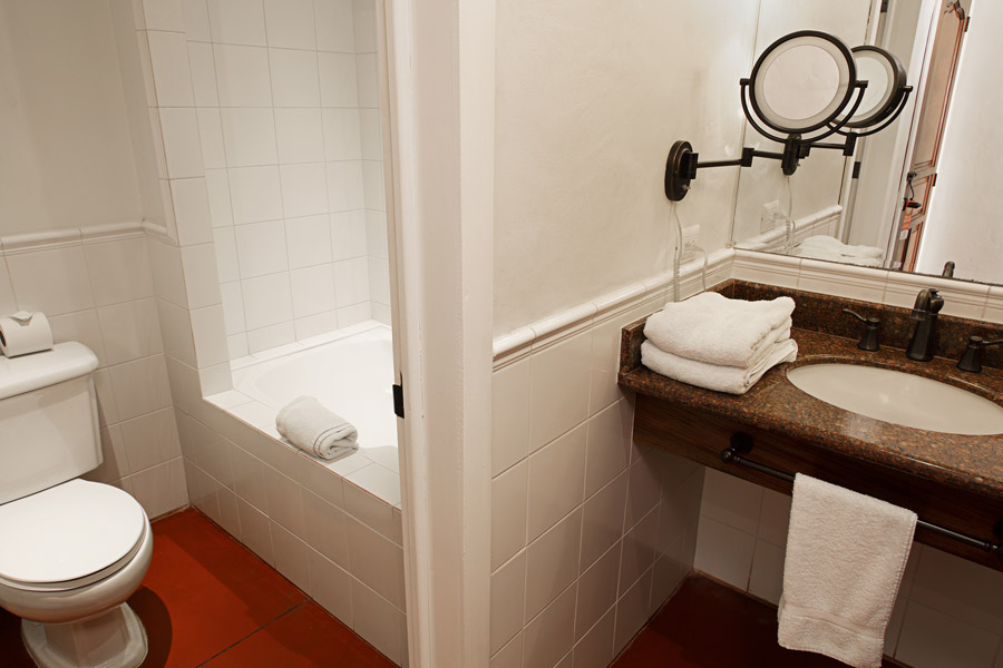 Baño de Junior Suite: tina y lavabo
