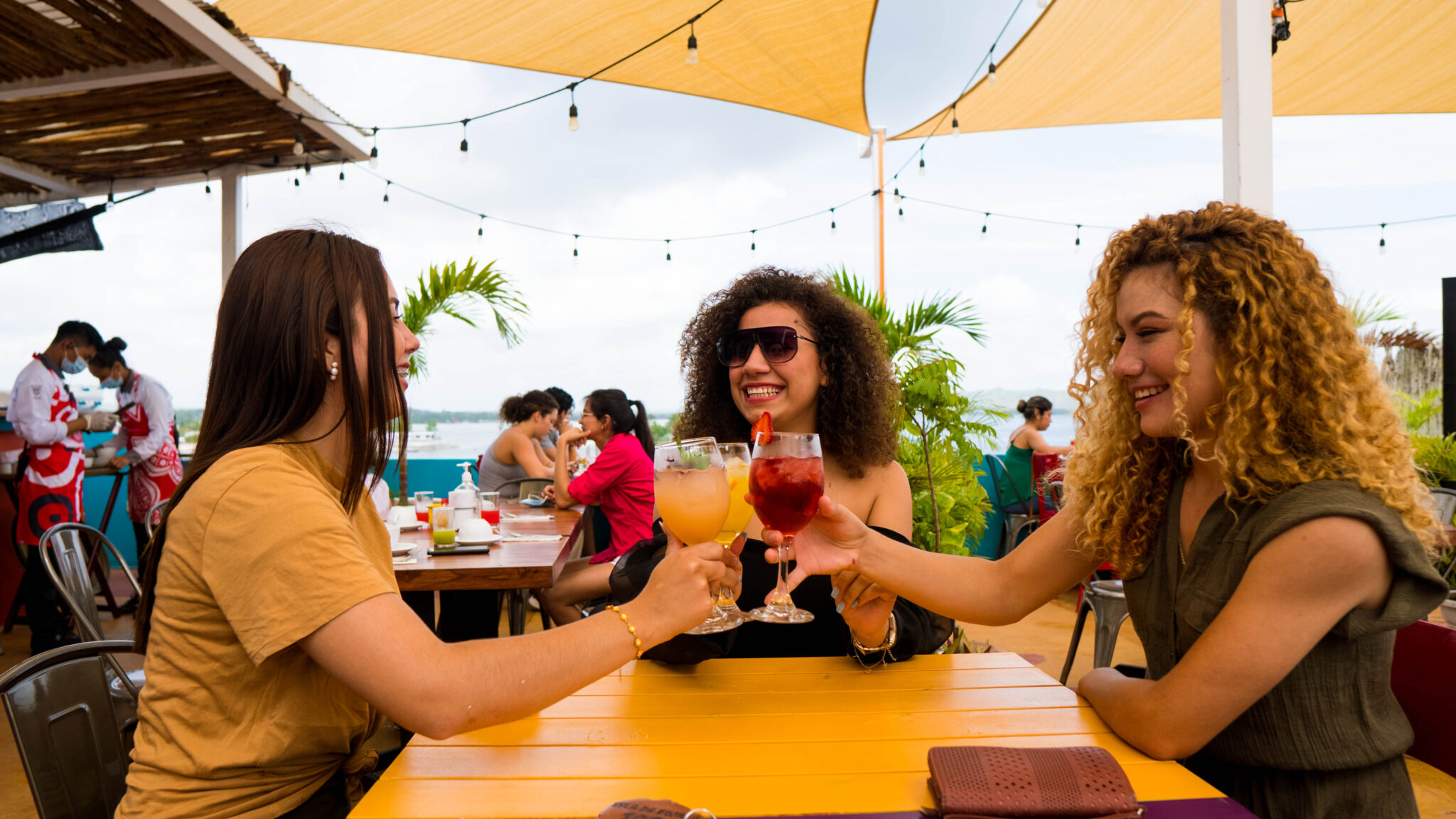 Amigas disfrutando de bebidas en la terraza de Mangos Bar