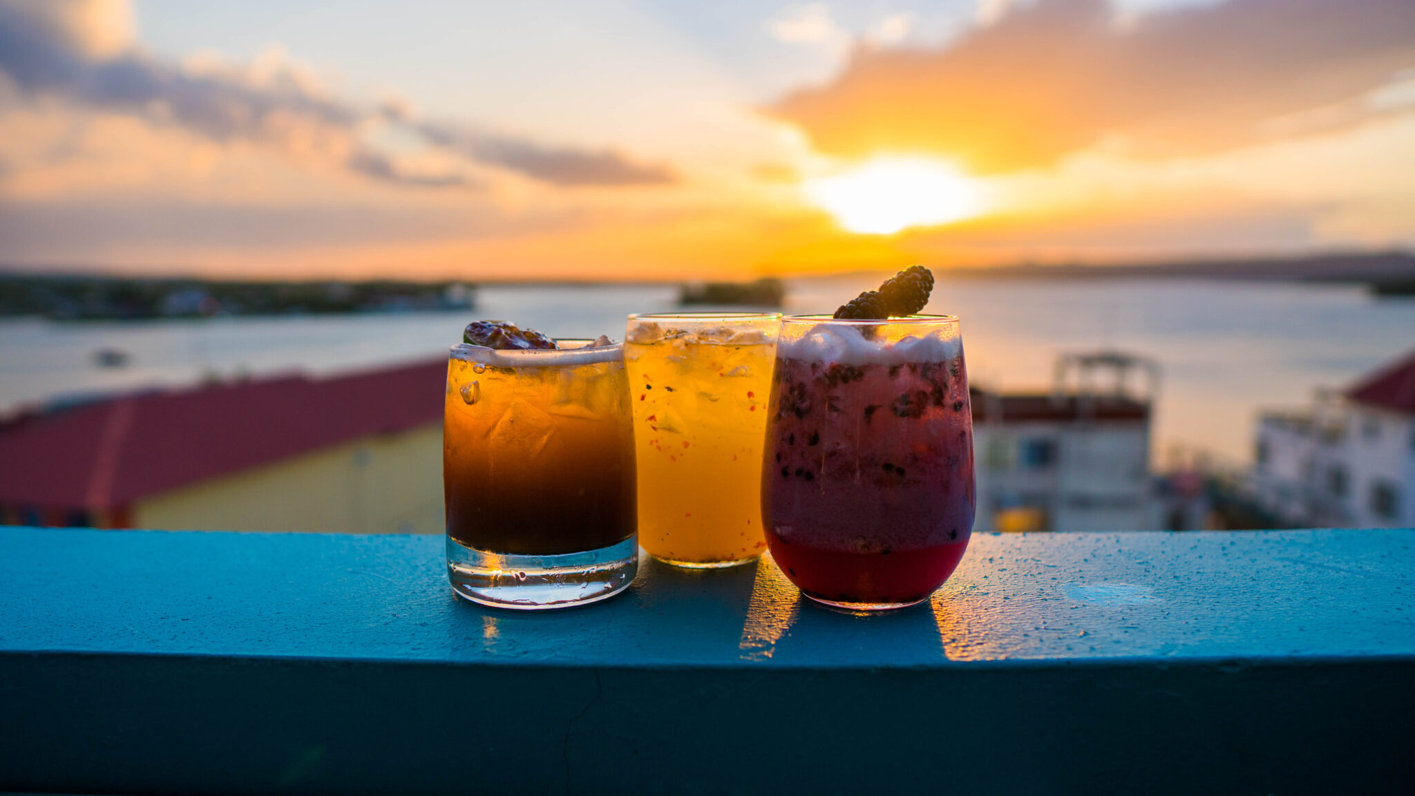 Cócteles en la terraza con vista al atardecer sobre el lago Petén Itzá