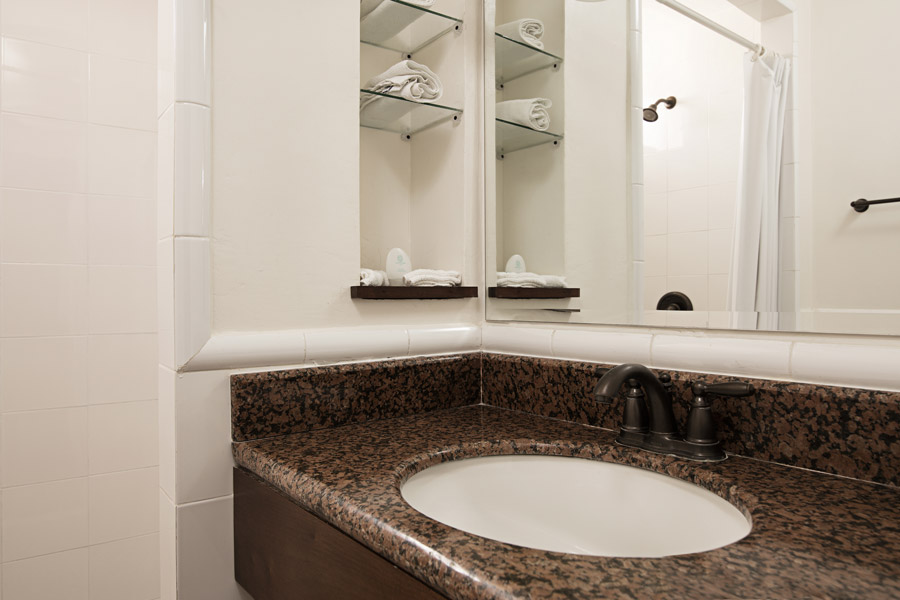 Lavabo y espejo del baño privado