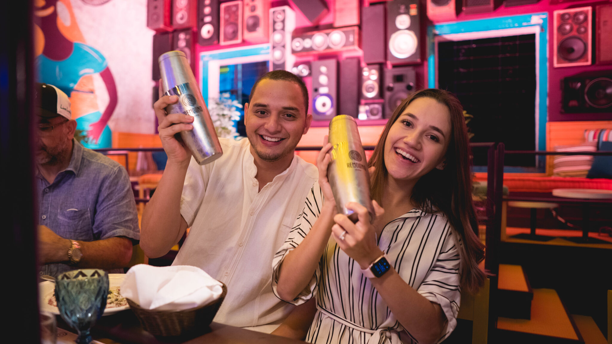 Clientes disfrutando del bar El Remolino