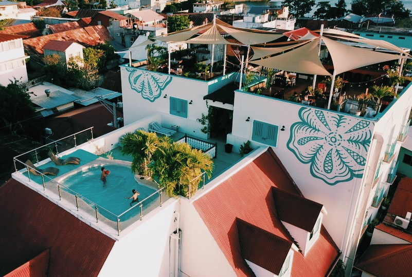 Vista aérea de la piscina en la terraza de Hotel Isla de Flores