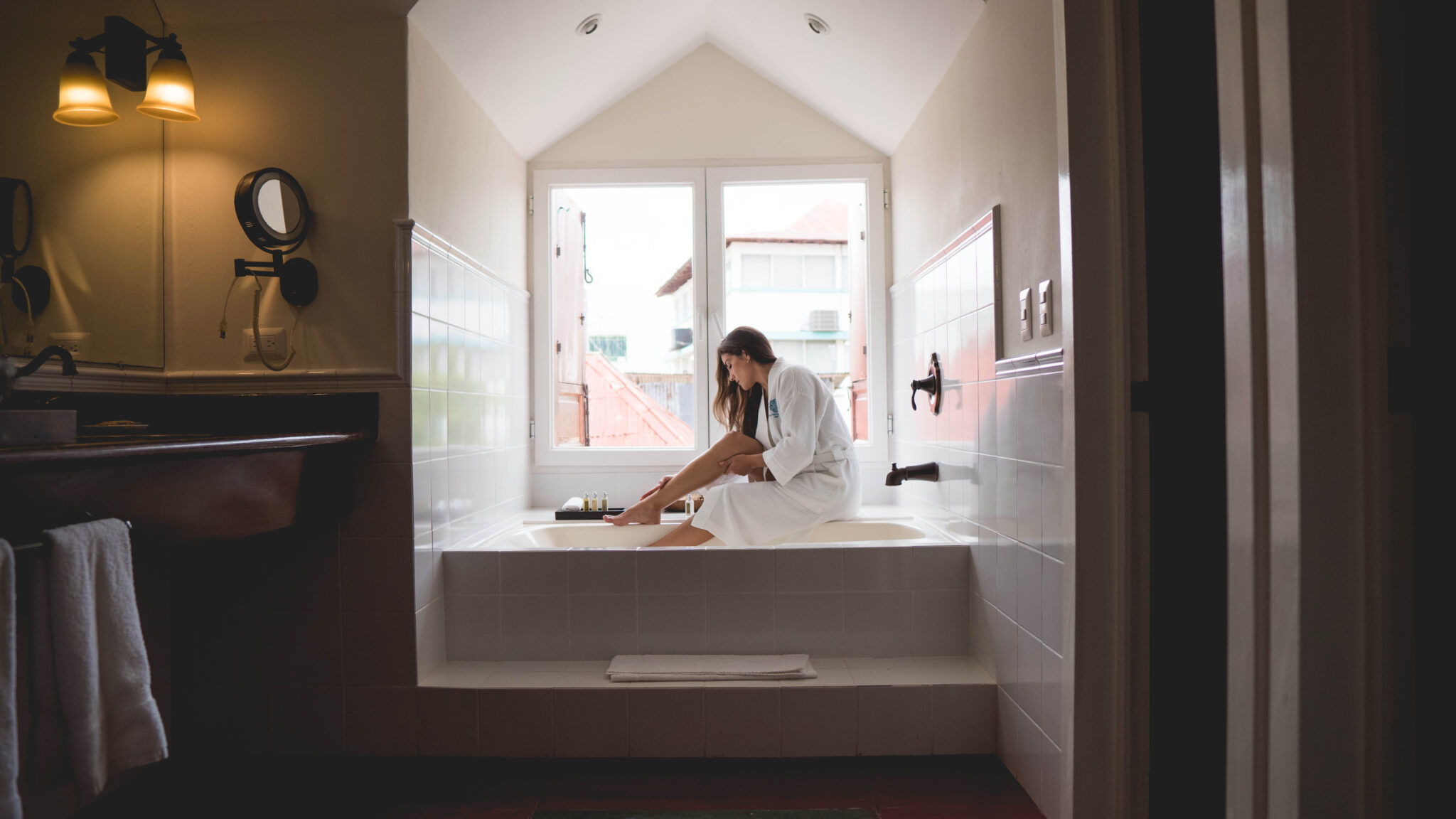 Suite 207: tina junto a la ventana