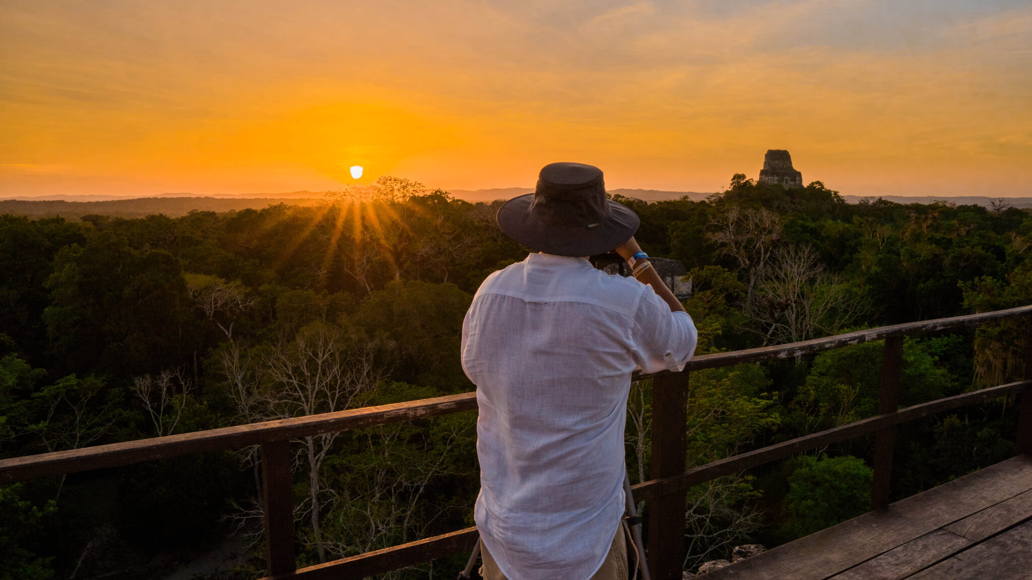 Atardecer sobre la selva y templos mayas